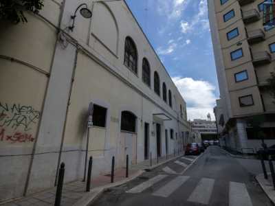 Circumnavighiamo ora l�edificio per raggiungere la parte posteriore in via Villari, stradina aperta nell�800 che tagli� parte dell�originario convento. Da questo lato la struttura � a due piani...